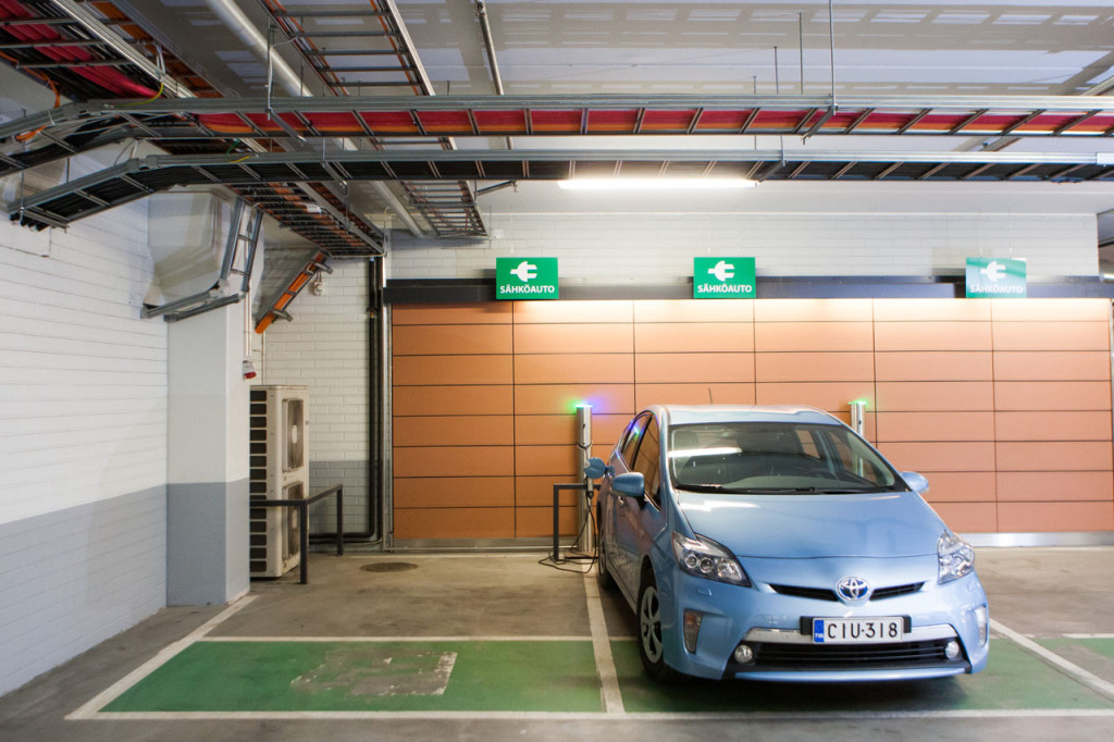 Plug-in Prius parkkeerattuna Kannelmäen Prisman sähköauton latauspisteelle.